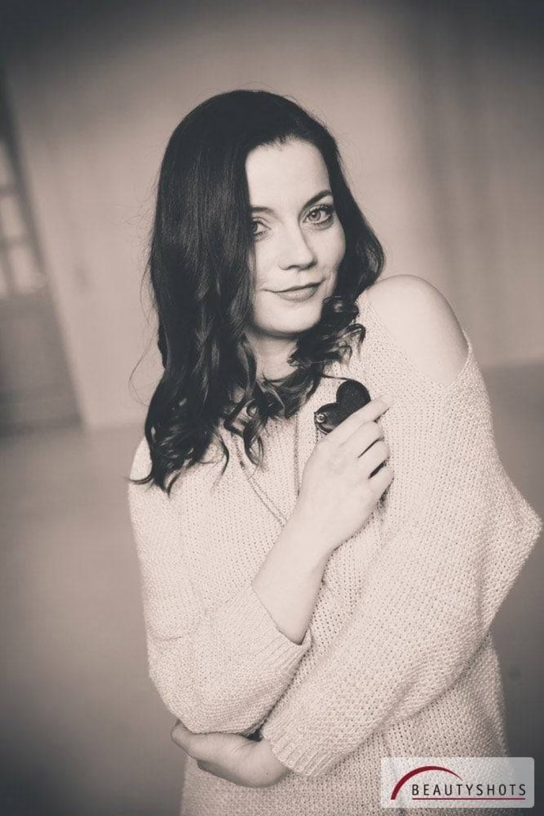Schwarzweiß-Porträt einer Frau mit verschränkten Armen – klassisches Porträtshooting im Fotostudio Hamburg