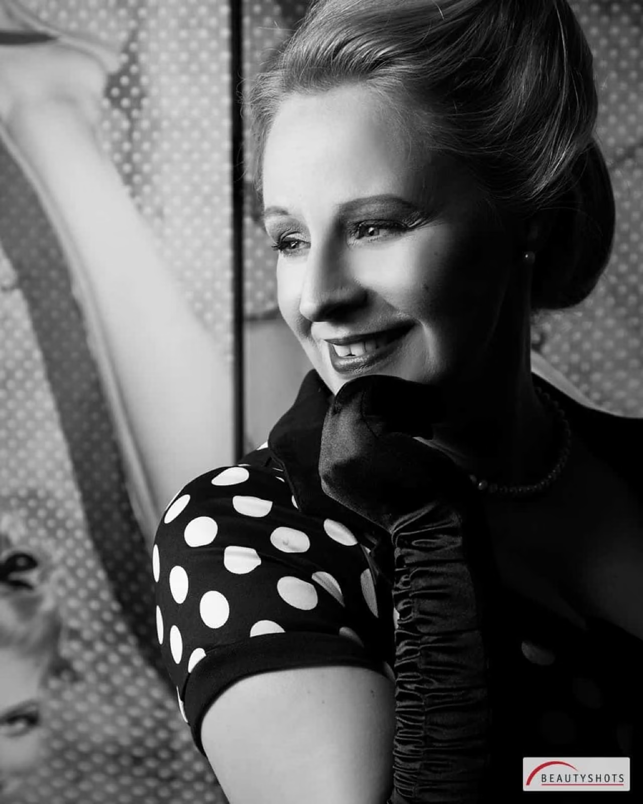 Schwarzweiß-Porträt mit gepunktetem Oberteil – klassisches Beauty Shooting
