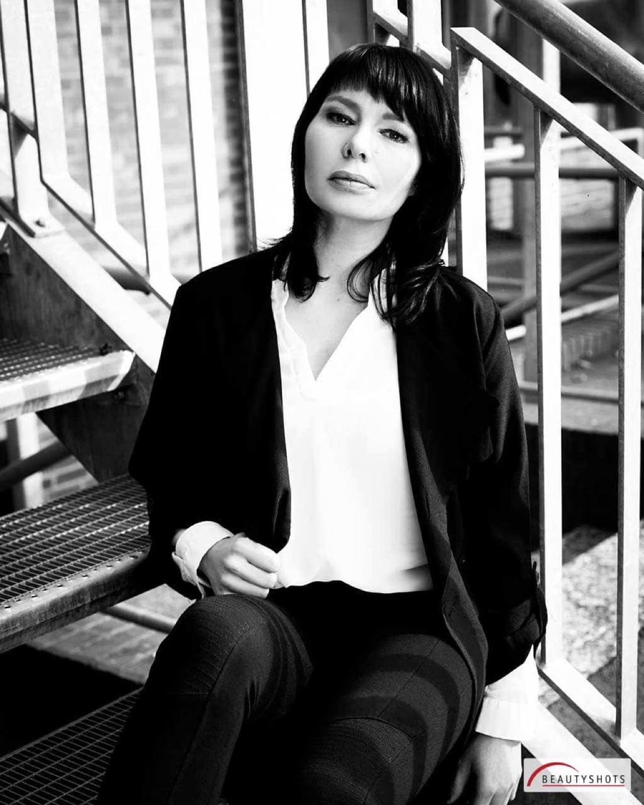 Frau im Blazer auf Treppe – stilvolles Beauty-Fotoshooting im Fotostudio Hamburg