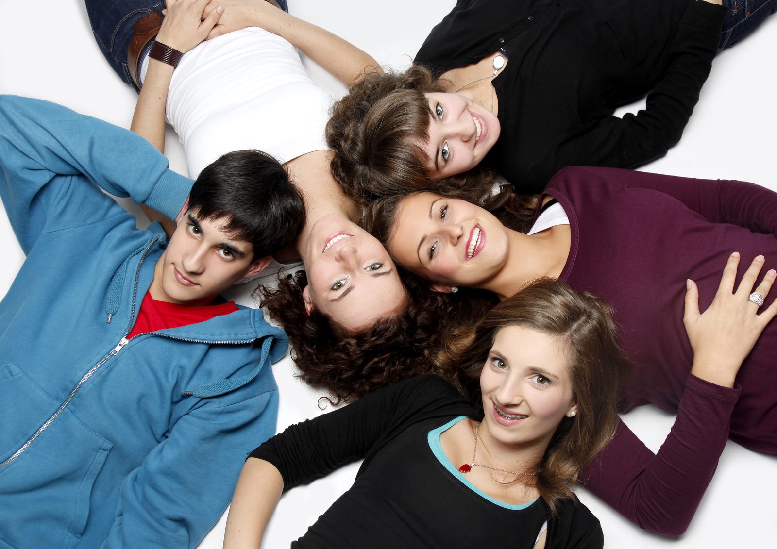 Gruppen-Fotoshooting in Hamburg – fünf Freunde liegen im Kreis