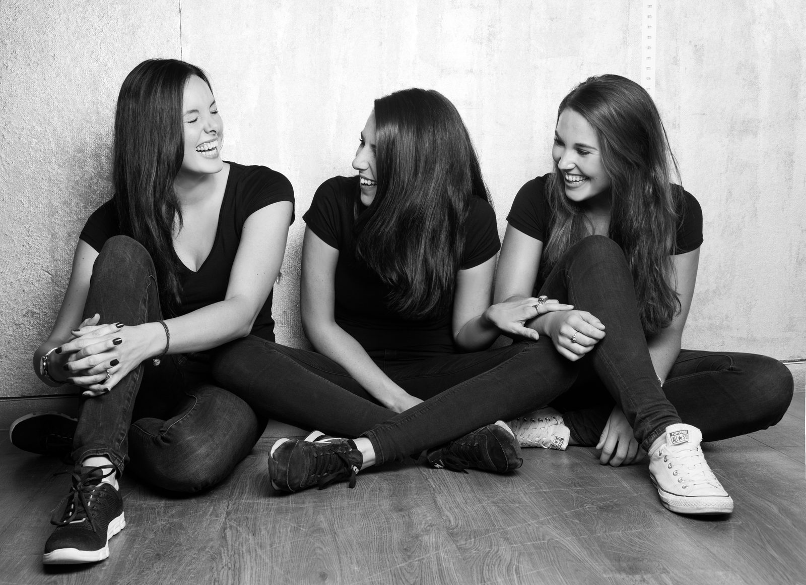 Gruppen-Fotoshooting in Hamburg – drei Frauen lachend im Studio