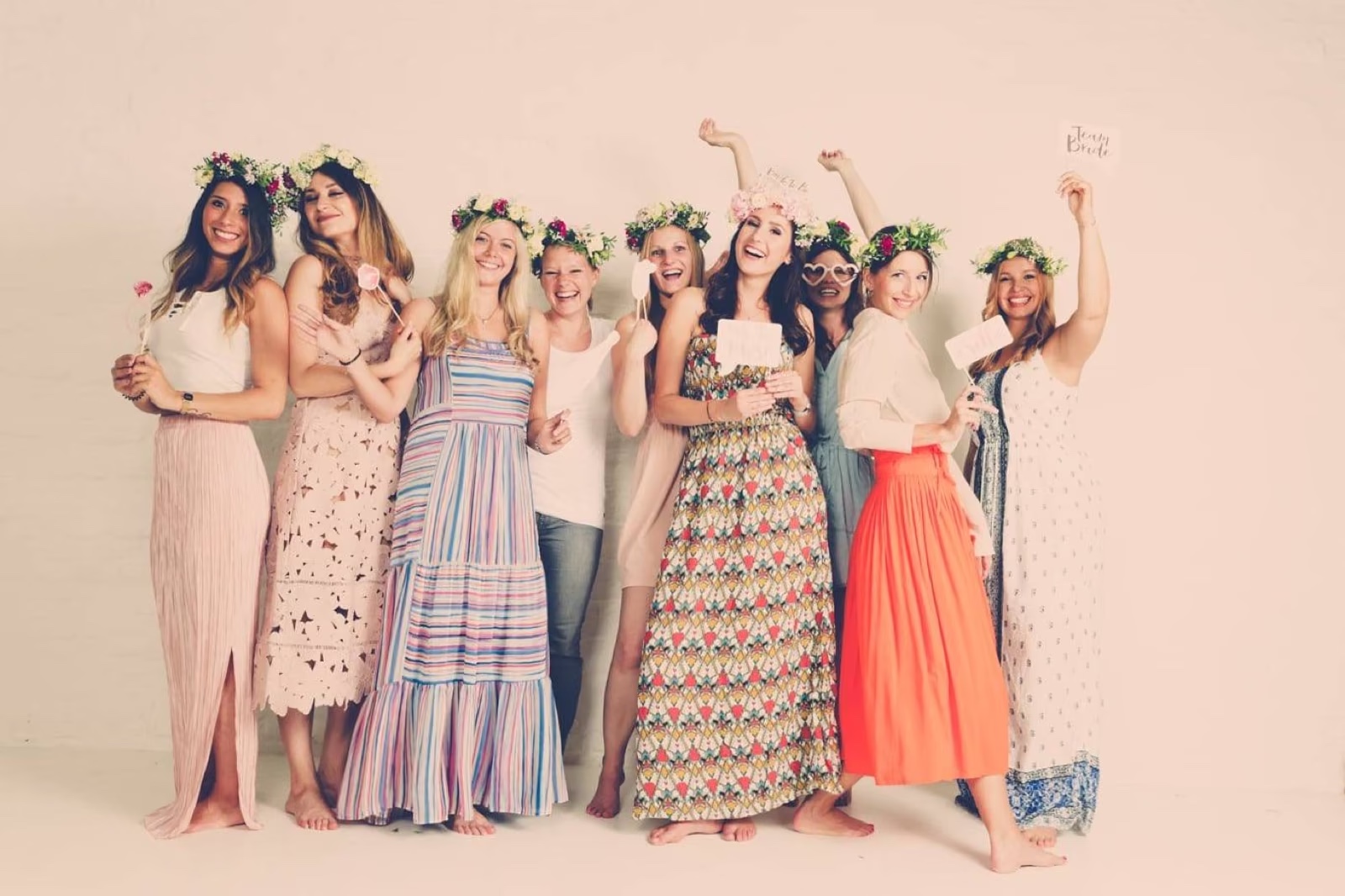 Foto von einer JGA-Gruppe vor einem weißen Hintergrund bei einem Junggesellinnen-Fotoshooting beim Beautyshots Fotostudio in Hamburg