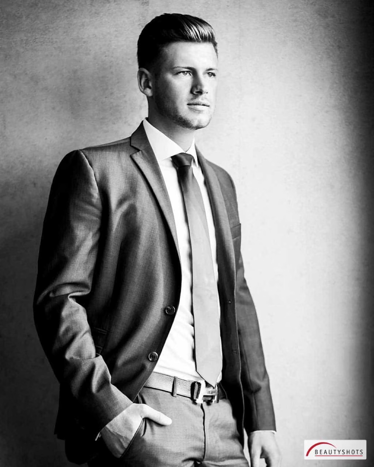 Mann im Anzug vor hellem Hintergrund – professionelles Business-Fotoshooting