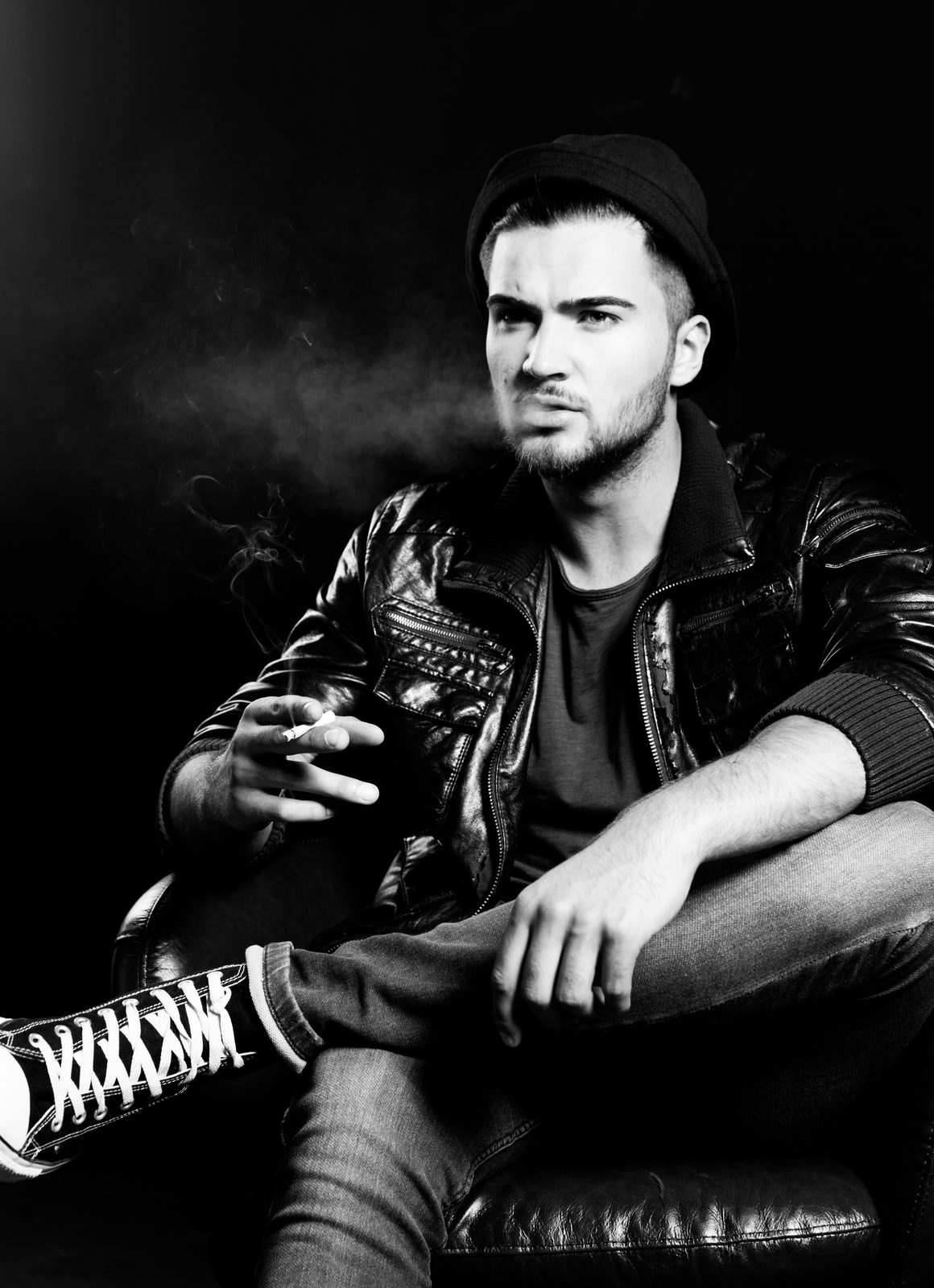 Männer-Fotoshooting Hamburg – Mann mit Gitarre in Schwarzweiß – charakterstarkes Porträt