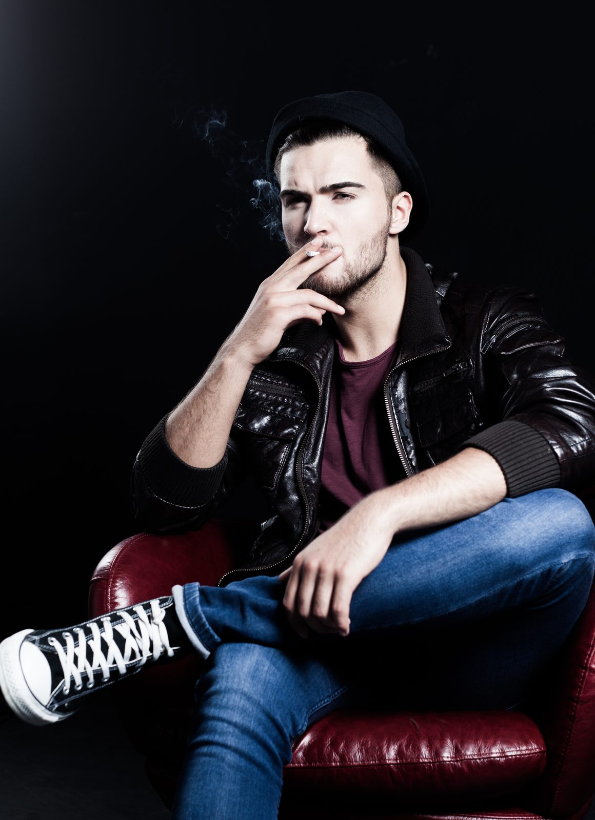 Männer-Fotoshooting Hamburg – Musiker mit Gitarre in rotem Licht – BEAUTYSHOTS