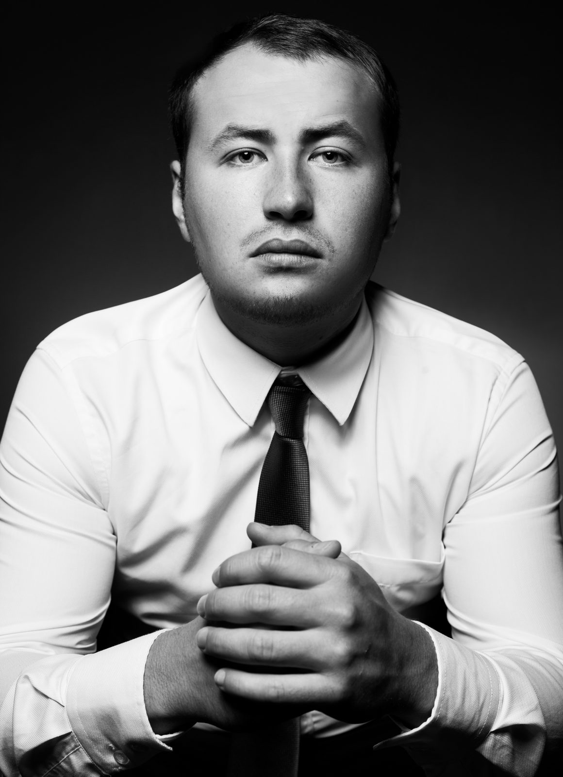 Männer-Fotoshooting Hamburg – Mann im Anzug in Schwarzweiß – elegantes Porträt