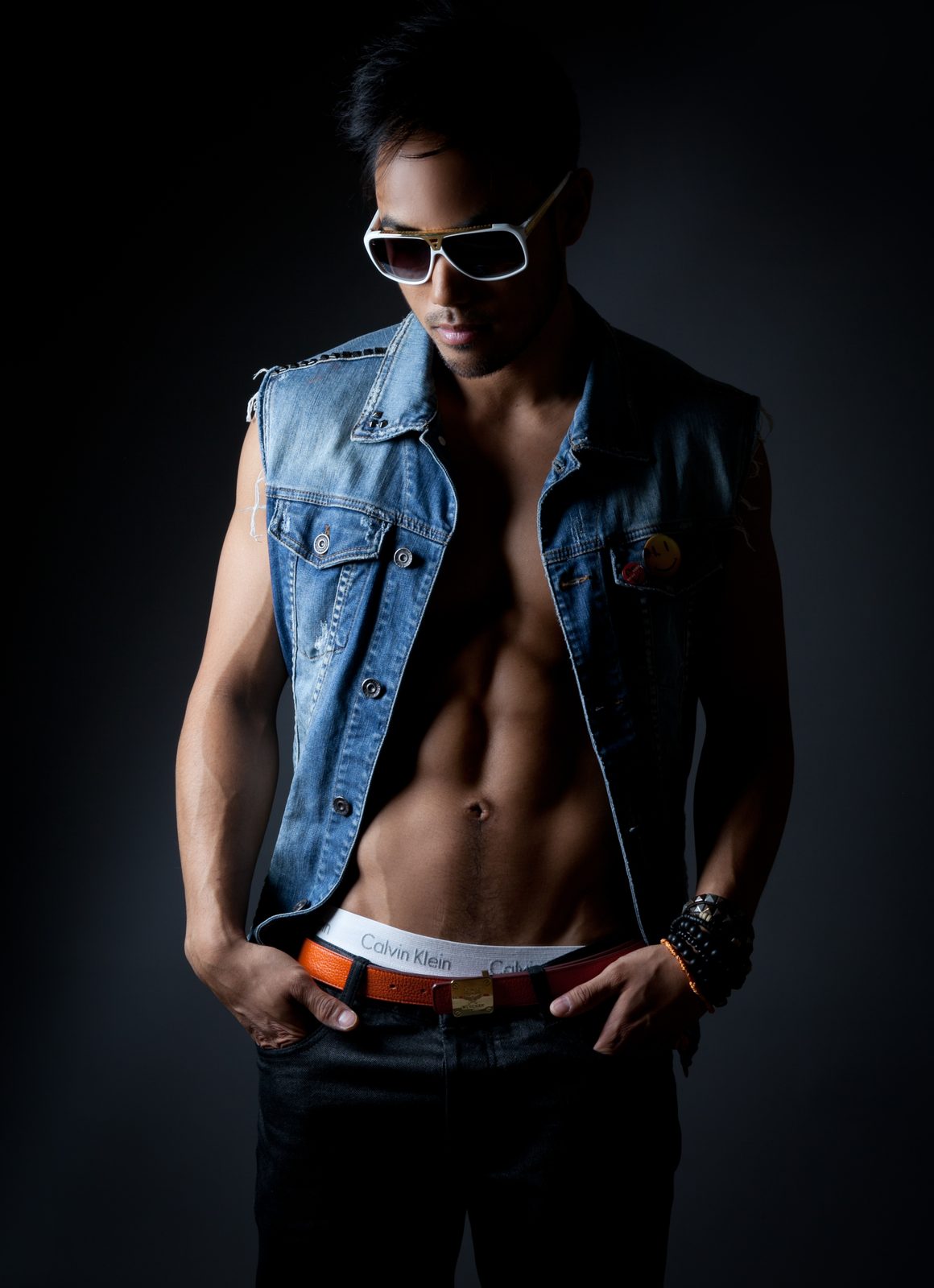 Männer-Fotoshooting Hamburg – Mann in Lederjacke mit lässiger Pose – BEAUTYSHOTS