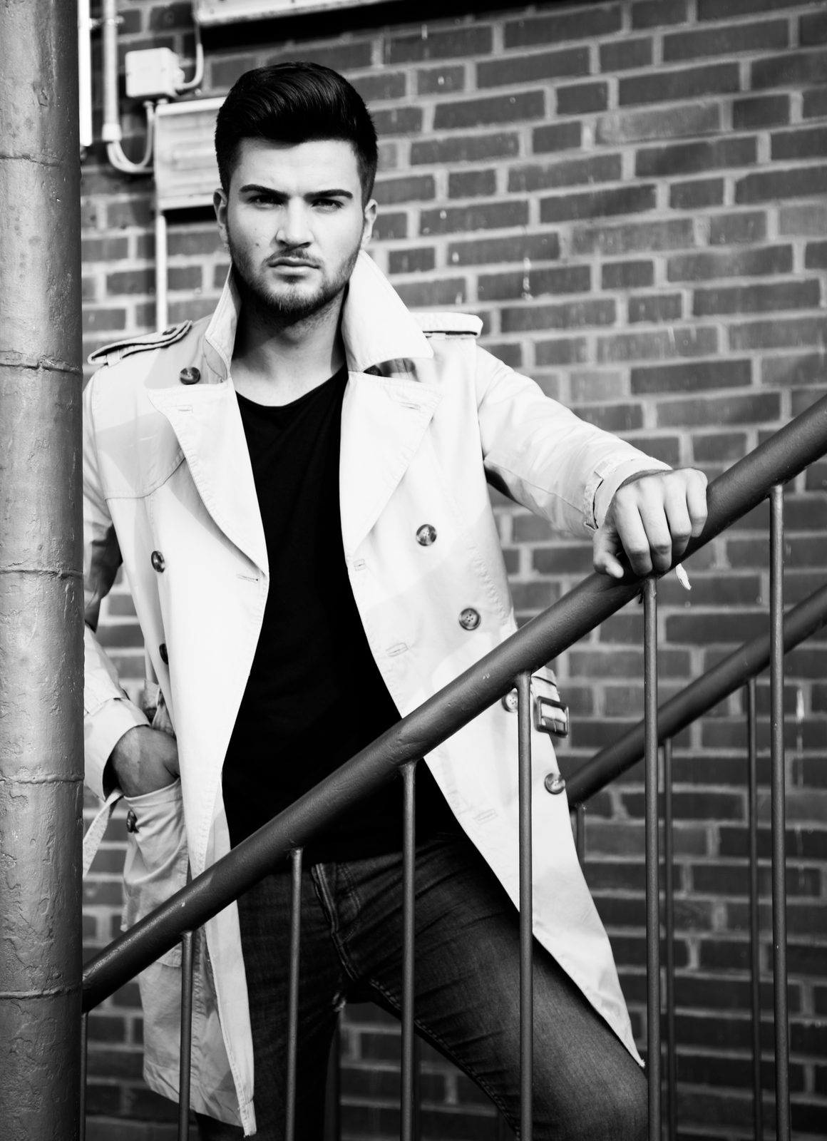 Männer-Fotoshooting Hamburg – Mann mit Hut in Schwarzweiß – stilvolles Männerporträt