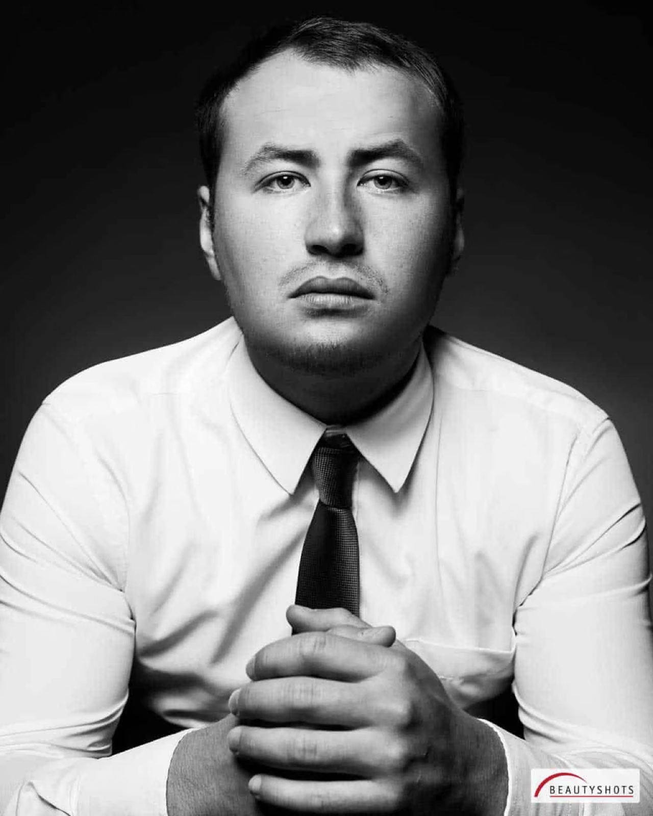Klassisches Schwarzweiß-Porträt eines Mannes im Hemd mit Krawatte – seriöses Business-Fotoshooting