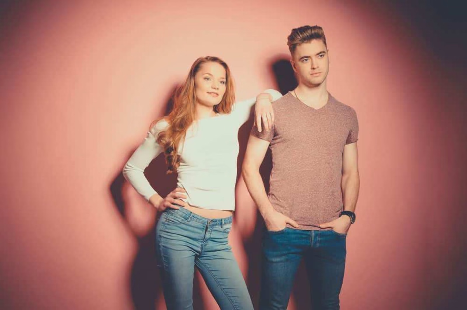 Junges Paar stehend in lässigen Outfits – Paar-Fotoshooting BEAUTYSHOTS Hamburg