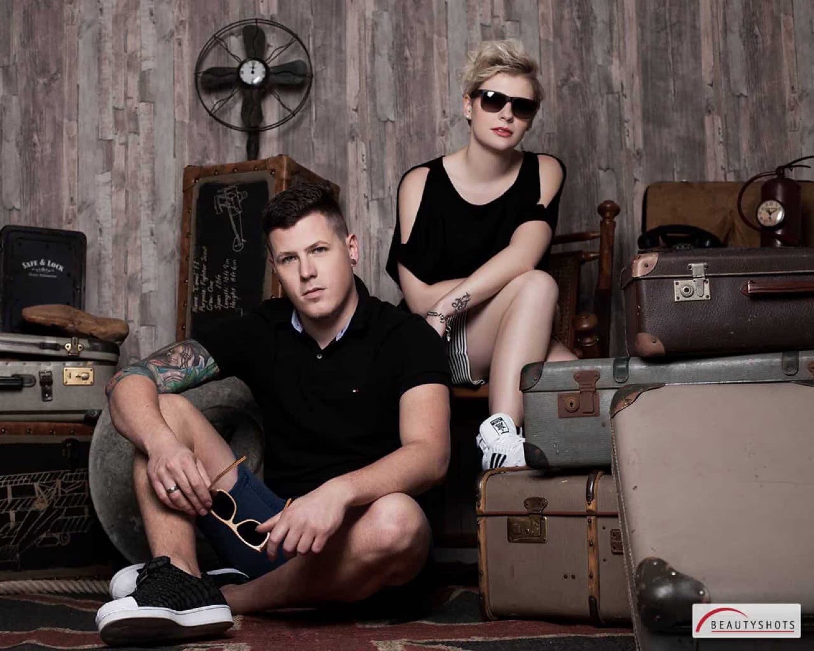 Cooles Paar mit Sonnenbrille im Vintage-Style – Paarfotos Fotostudio Hamburg