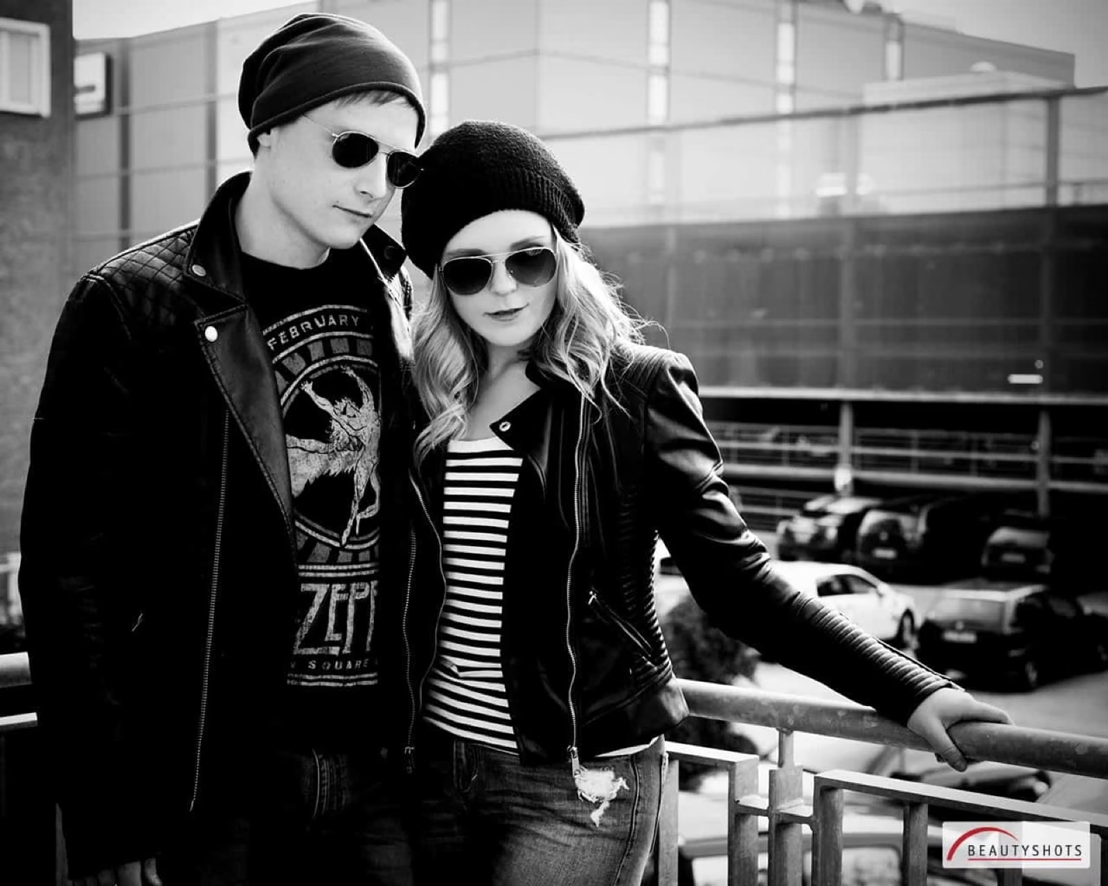 Paar in Lederjacken im urbanen Style – Paarfotos BEAUTYSHOTS Hamburg