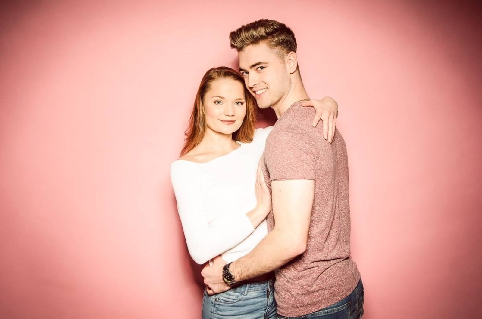 Junges Paar stehend Arm in Arm – Paar-Fotoshooting Fotostudio Hamburg