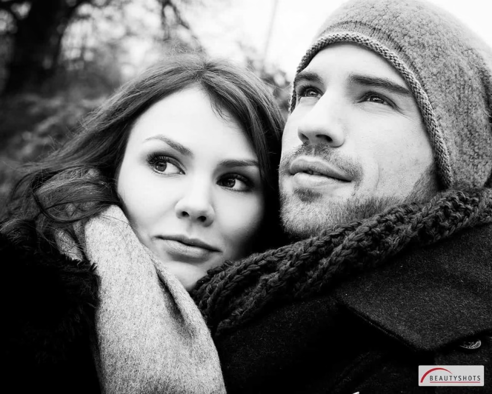 Paar-Nahaufnahme in Winterkleidung in Schwarzweiß – Fotostudio Hamburg