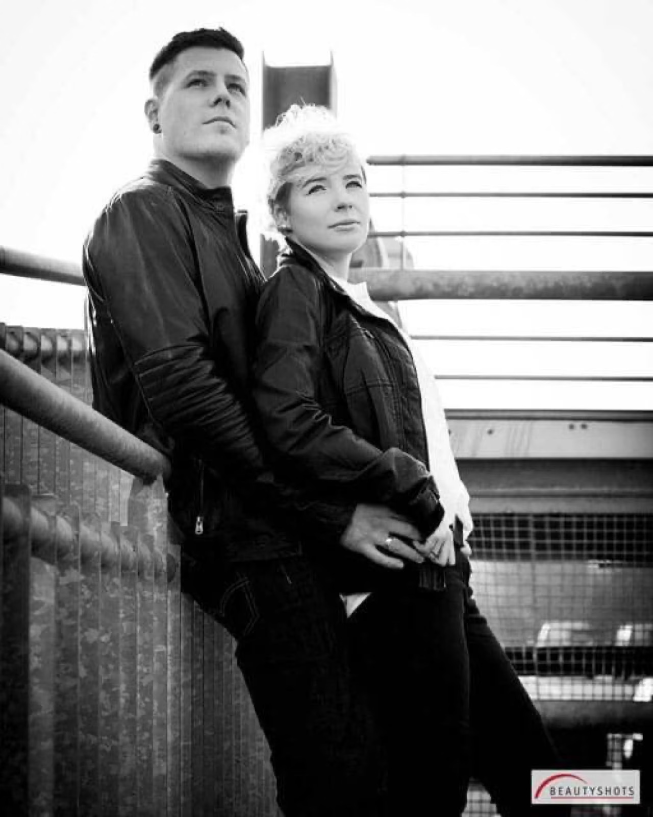 Paar im urbanen Setting auf einer Treppe – stilvolles Fotoshooting für zwei