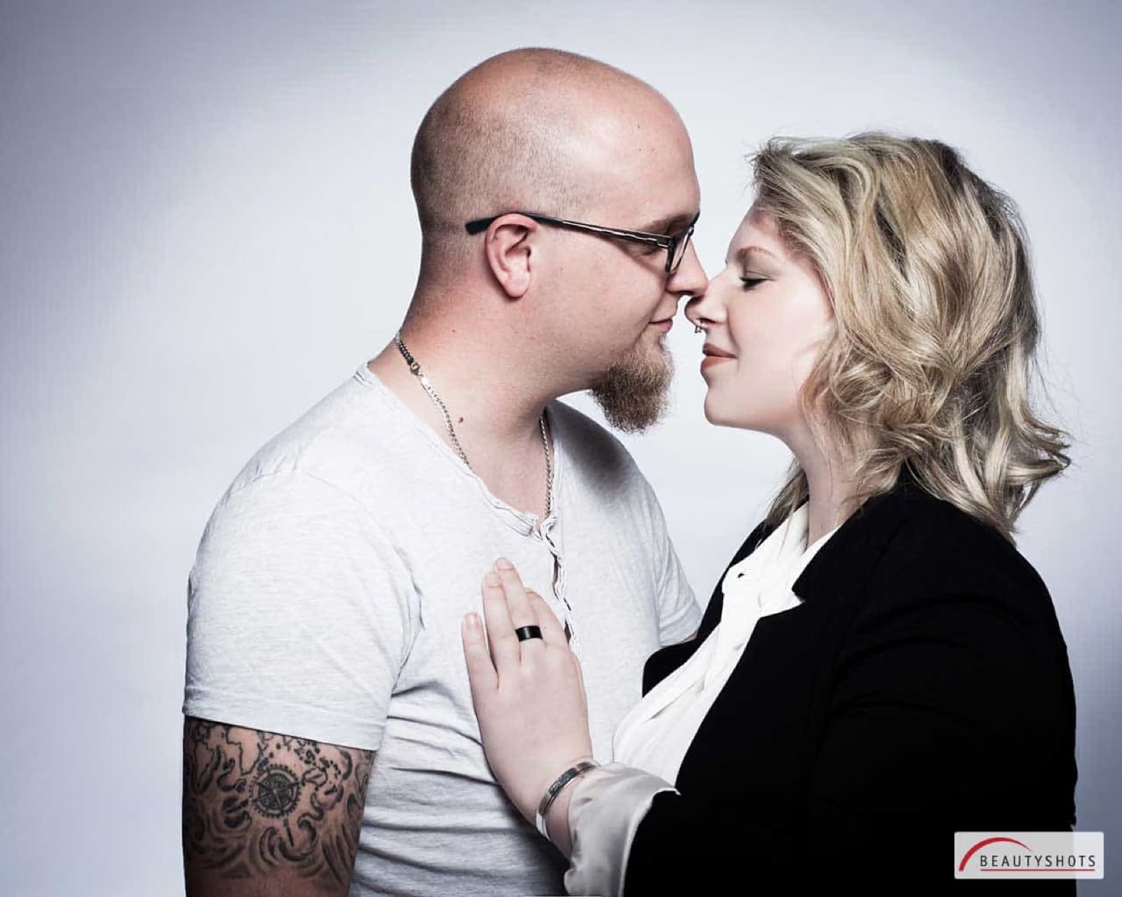 Paar, Mann mit Brille, Stirn an Stirn vor weißem Hintergrund – Fotostudio Hamburg