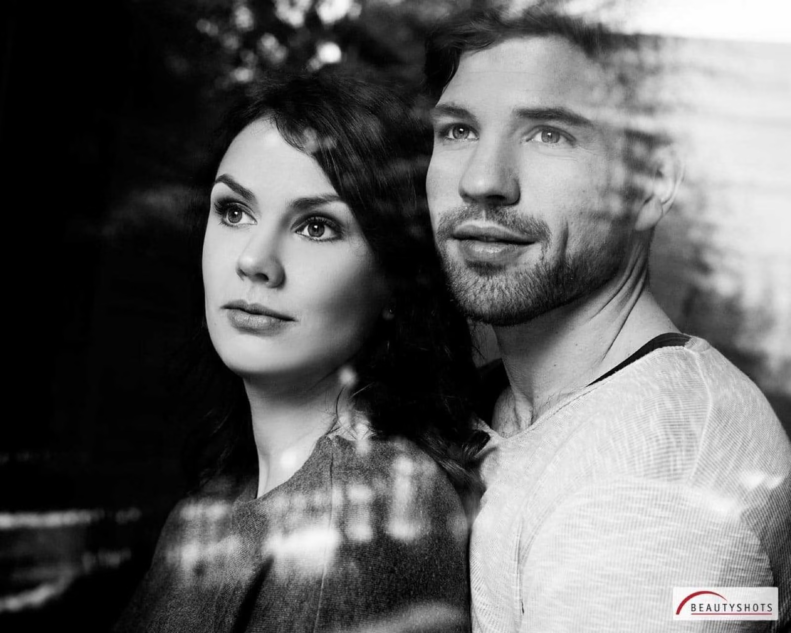 Schwarzweiß-Porträt eines Paares mit weichem Licht – emotionales Fotoshooting