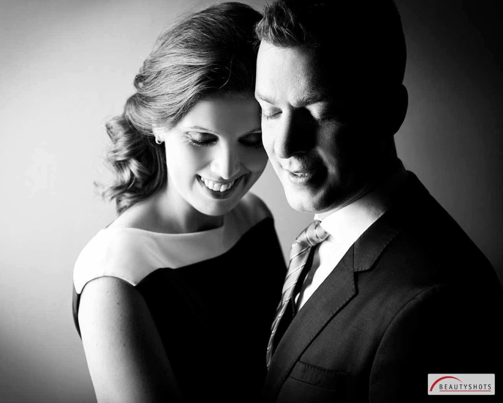 Paar in eleganter Pose in Schwarzweiß – Paarfotos BEAUTYSHOTS Hamburg