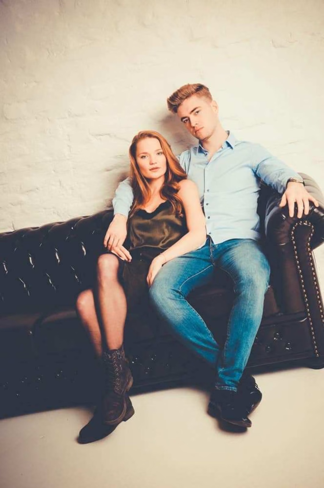 unges Paar sitzend auf der Couch, Mann trägt Jeans – Paarfotos bei BEAUTYSHOTS Hamburg