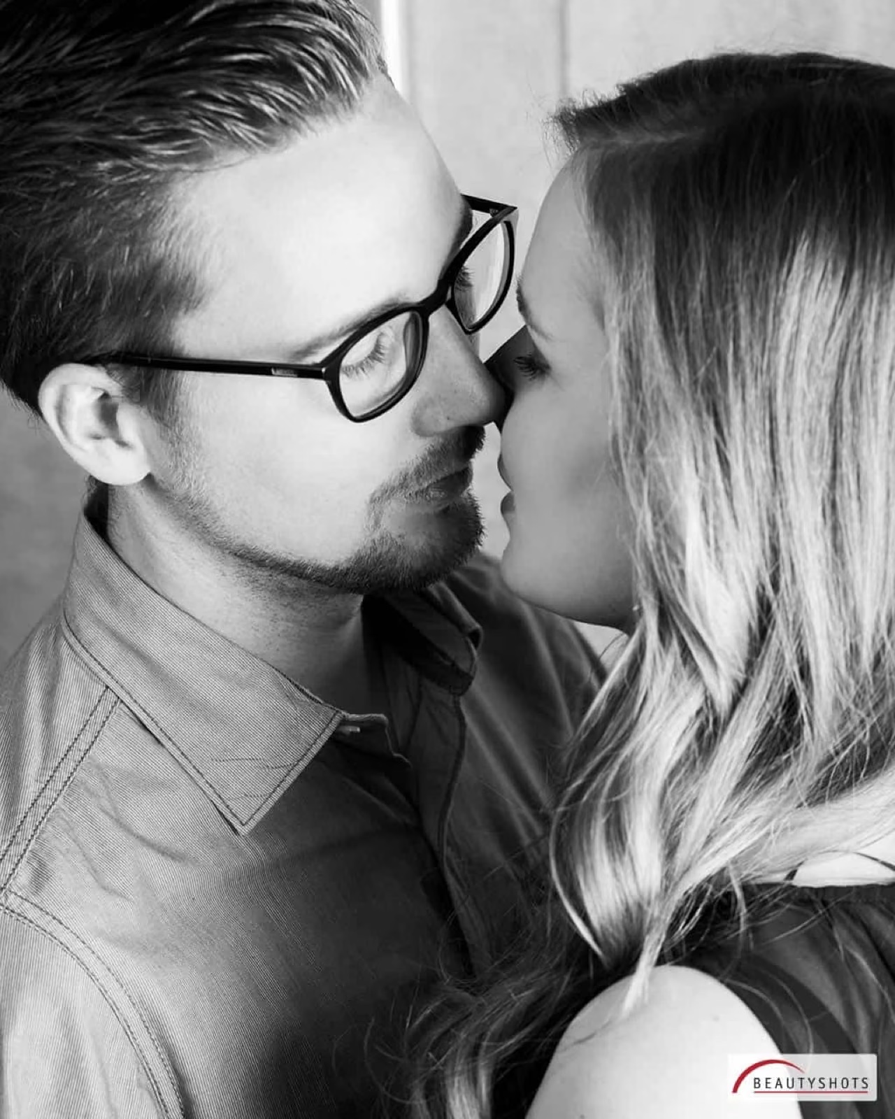 Paar in intimer Nahaufnahme in Schwarzweiß – Fotostudio Hamburg