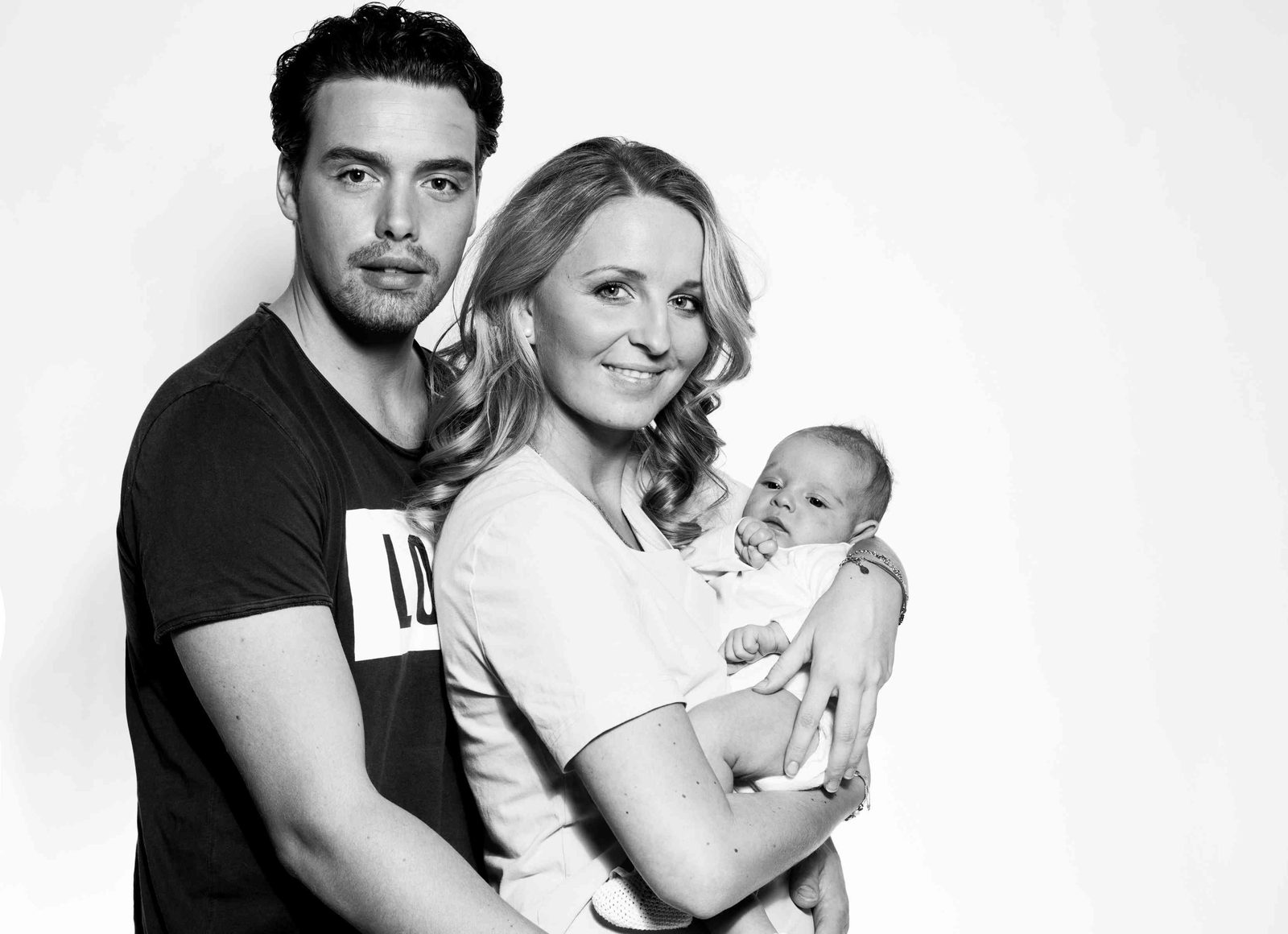 Eltern mit Neugeborenem im Arm, Schwarz-Weiß-Porträt im Fotostudio in Hamburg