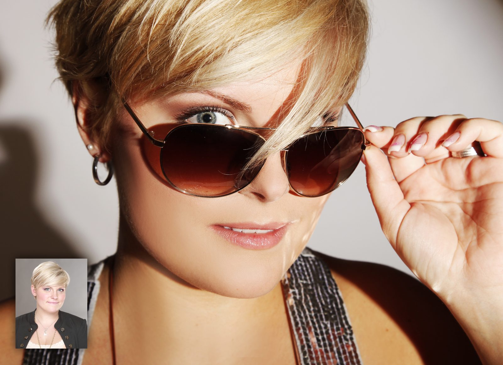 Frau mit kurzen blonden Haaren zieht Sonnenbrille herunter, Porträt-Einblendung unten links