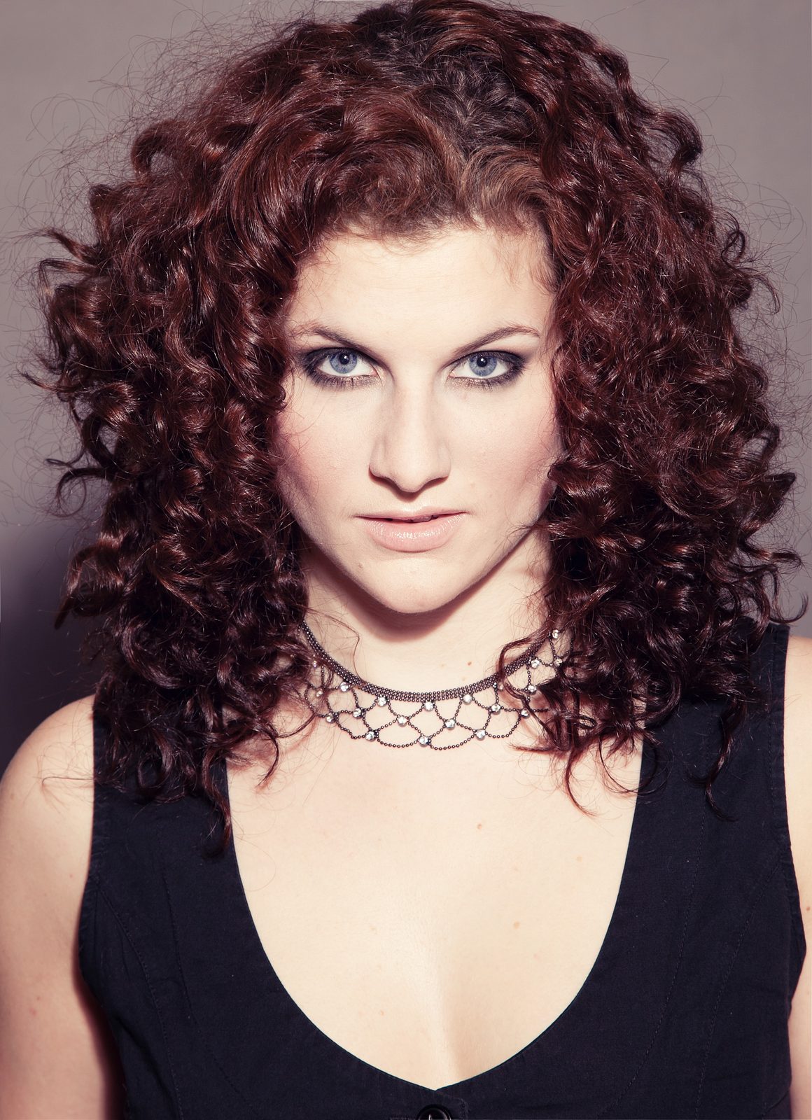 Frau mit roten Locken und intensivem Blick – Porträt im Fotostudio in Hamburg