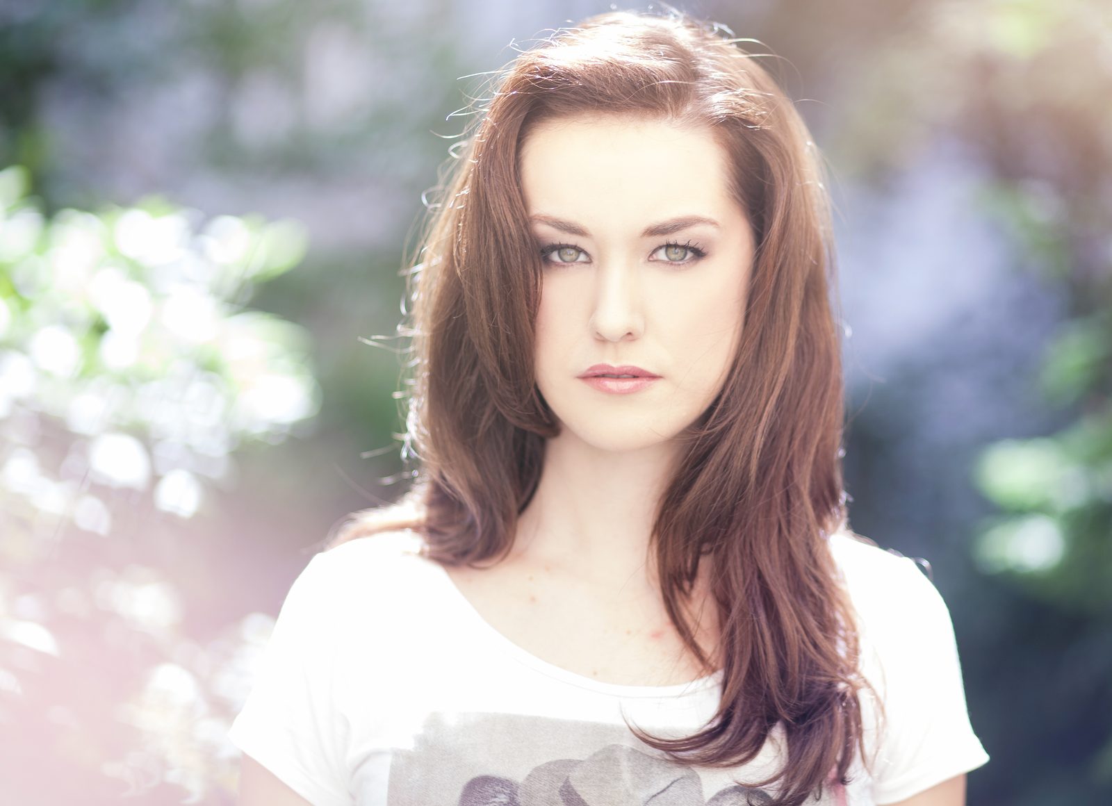 Porträt einer Frau mit braunen Haaren im Freien – Fotoshooting in Hamburg