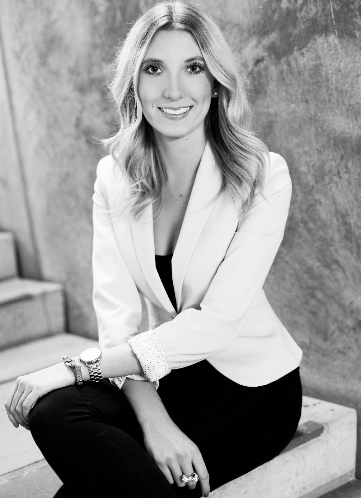 Businessporträt einer lächelnden Frau im weißen Blazer – Fotostudio in Hamburg