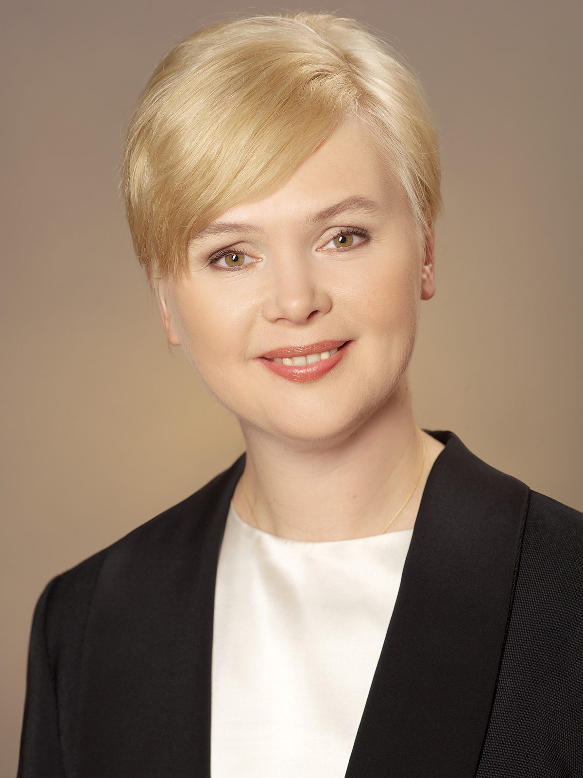 Businessporträt einer lächelnden Frau im schwarzen Blazer – Fotostudio in Hamburg