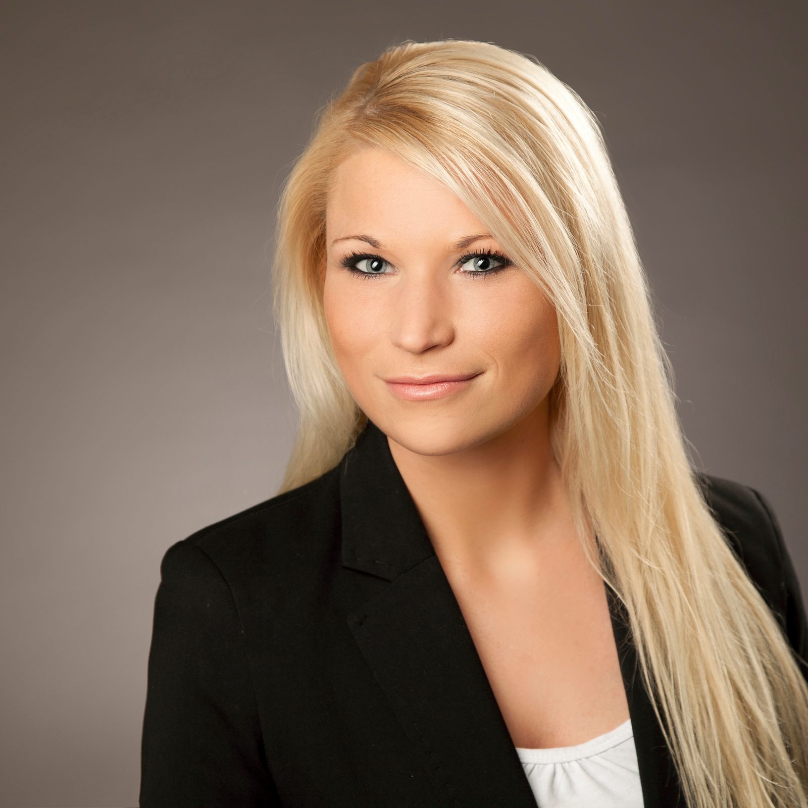 Businessporträt einer blonden Frau im schwarzen Blazer – Fotostudio in Hamburg