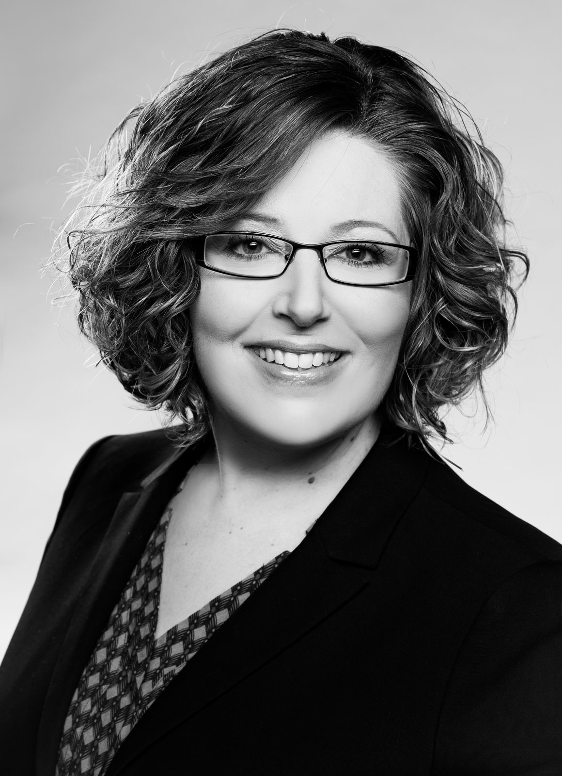 Businessporträt einer lächelnden Frau mit Brille – Fotostudio in Hamburg