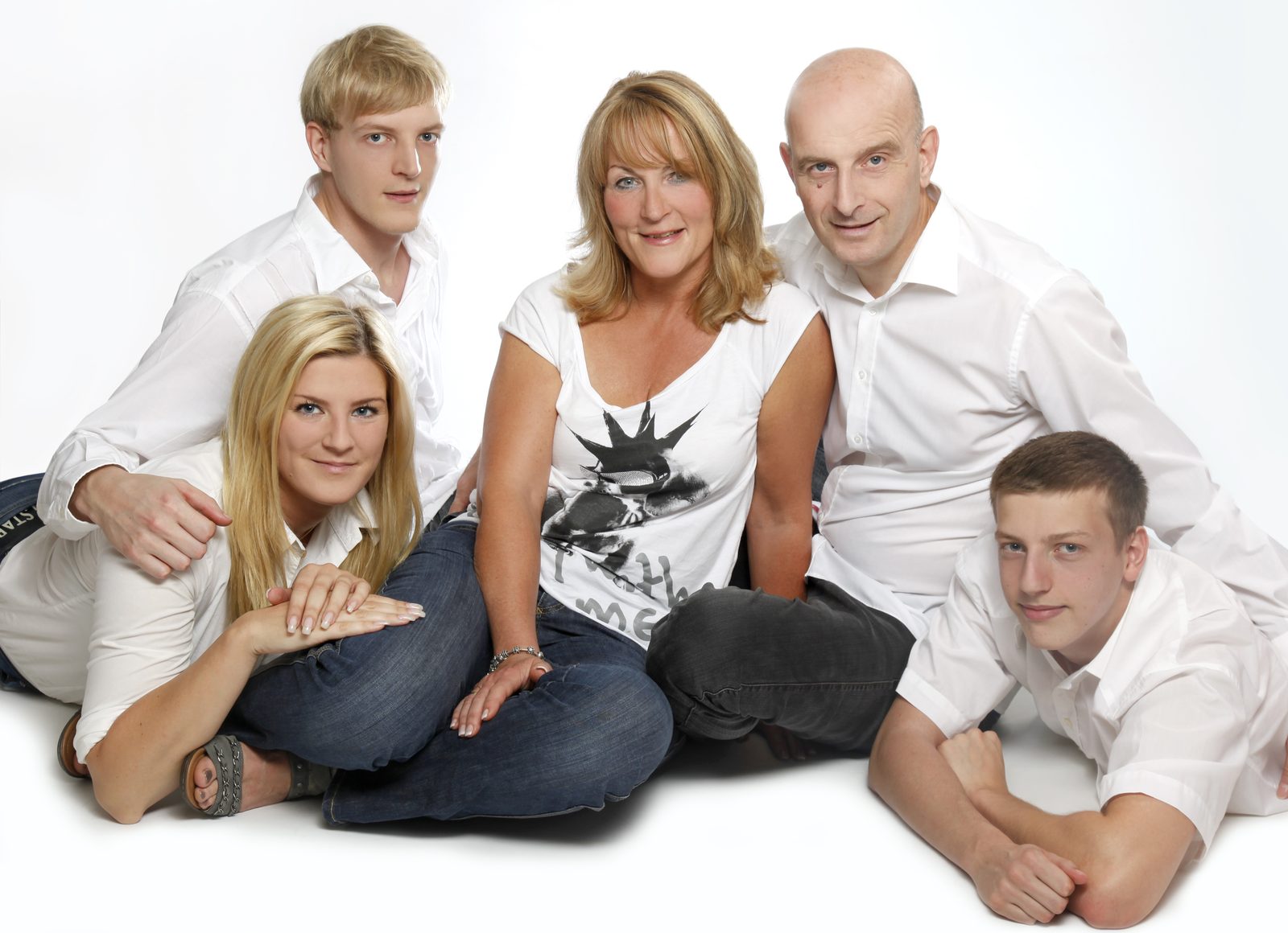 Familie mit fünf Personen lächelt gemeinsam bei Fotoshooting in Hamburg