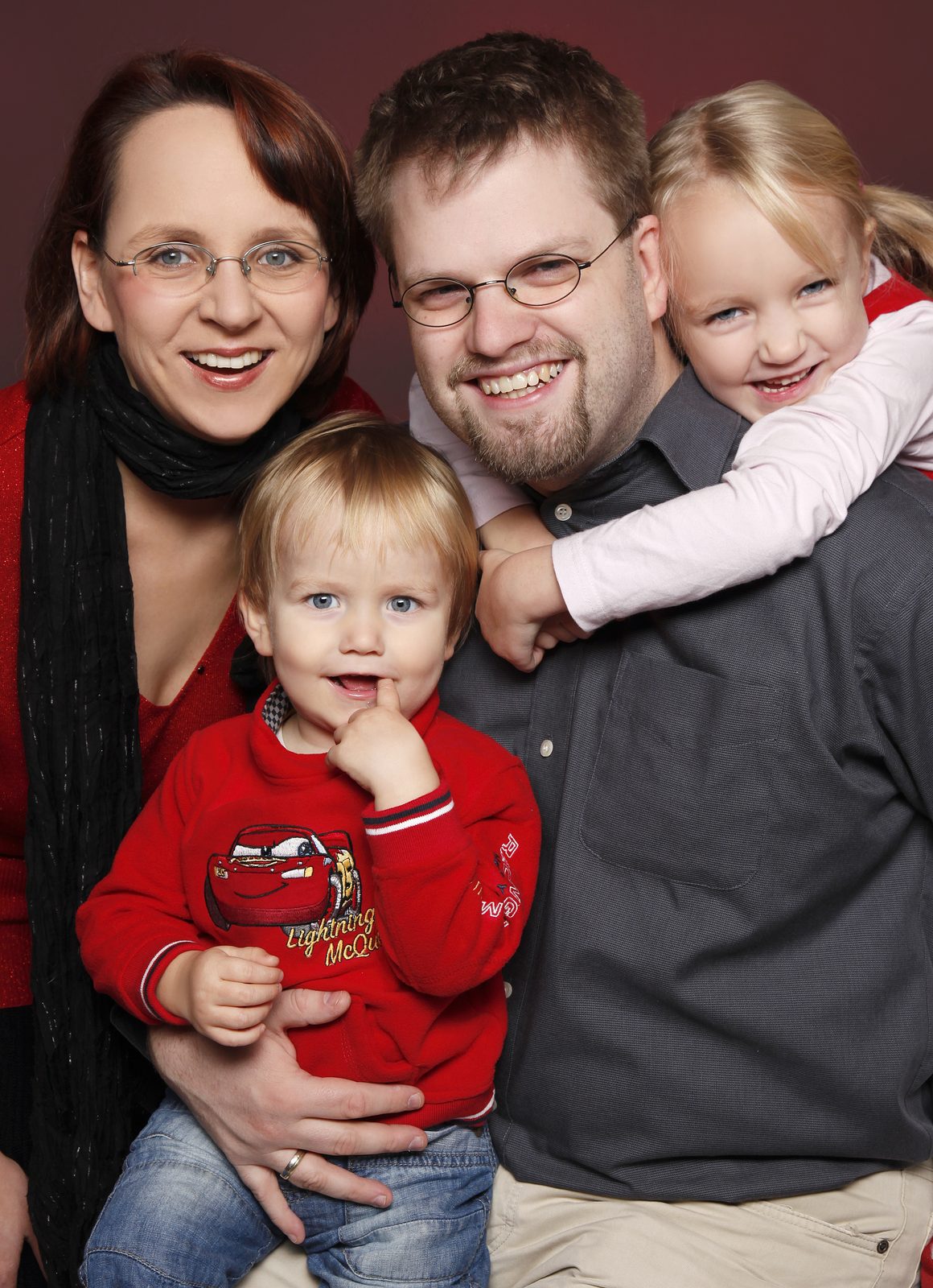 Family with two children smiling during a photo session in Hamburg