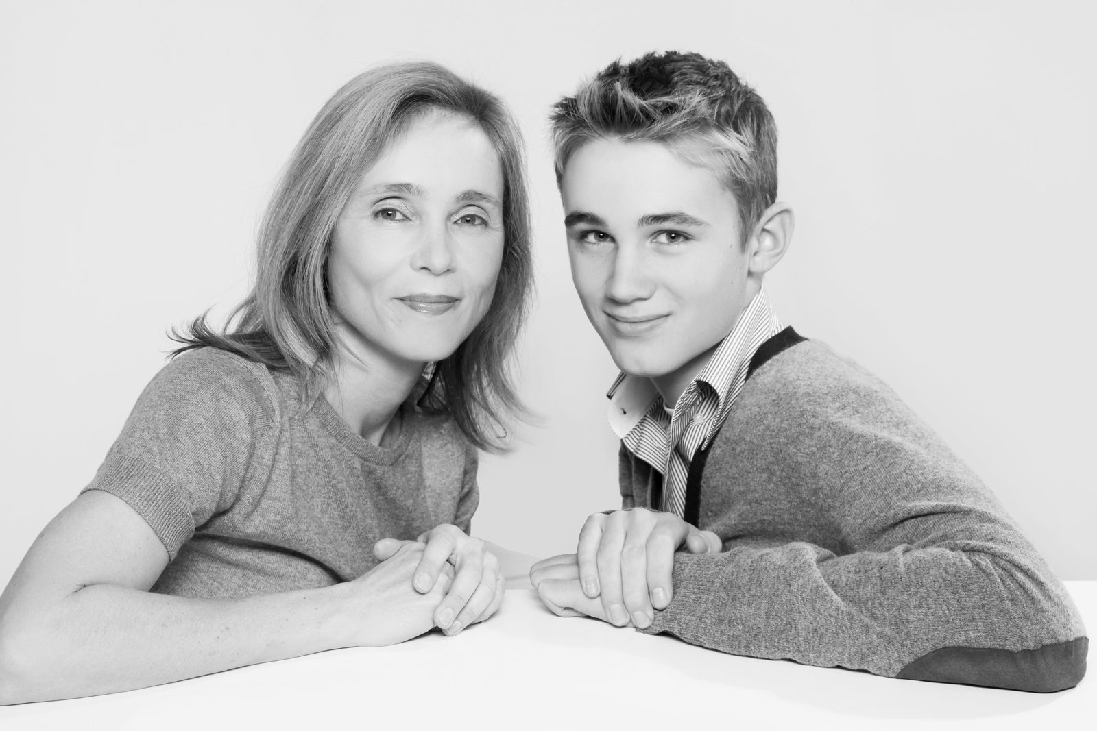 Mutter und Sohn lächeln gemeinsam in die Kamera – Fotostudio in Hamburg