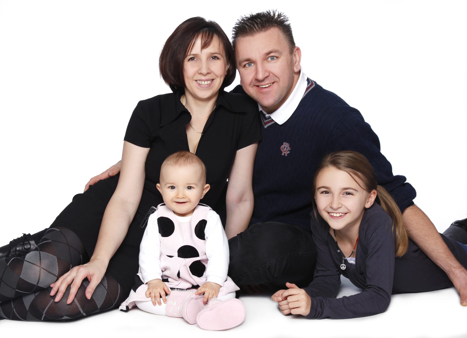 Familienfoto mit Eltern, Kleinkind und Mädchen im Fotostudio in Hamburg