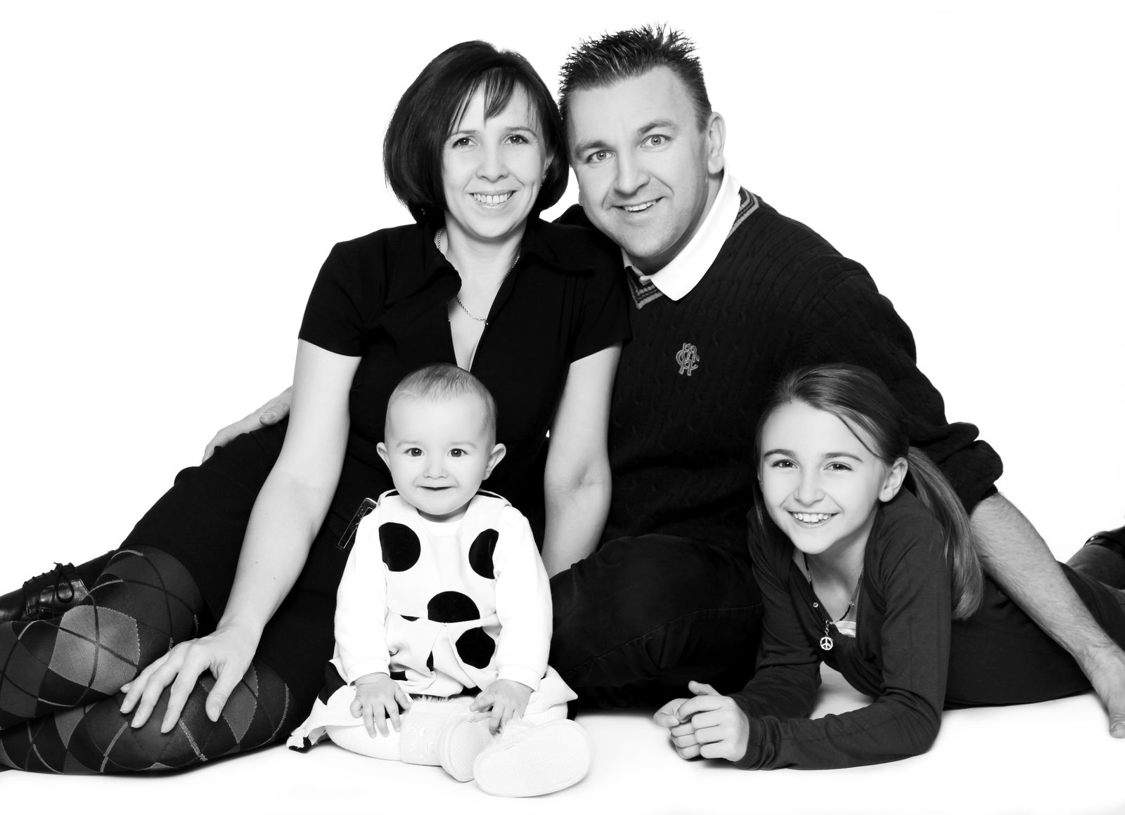 Familienporträt in Schwarz-Weiß – Eltern mit Baby und Mädchen im Fotostudio in Hamburg