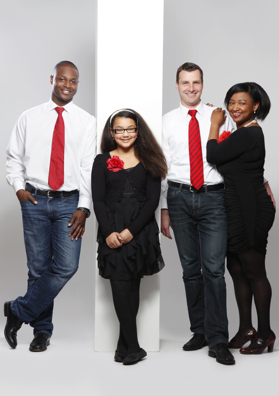 Family portrait of four in black, white and red tones in a Hamburg studio