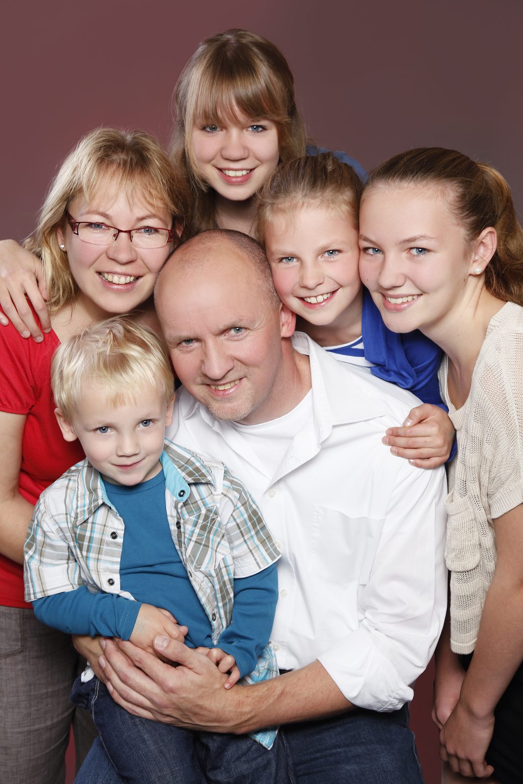 Familienfoto mit sechs Personen, die lächelnd zusammenstehen – Fotostudio in Hamburg