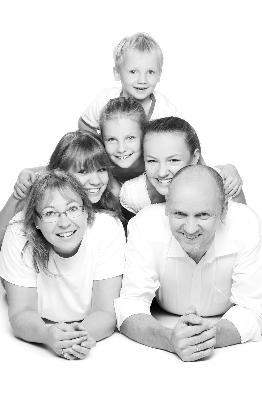 Familienporträt in Schwarz-Weiß mit sechs lächelnden Personen im Fotostudio in Hamburg