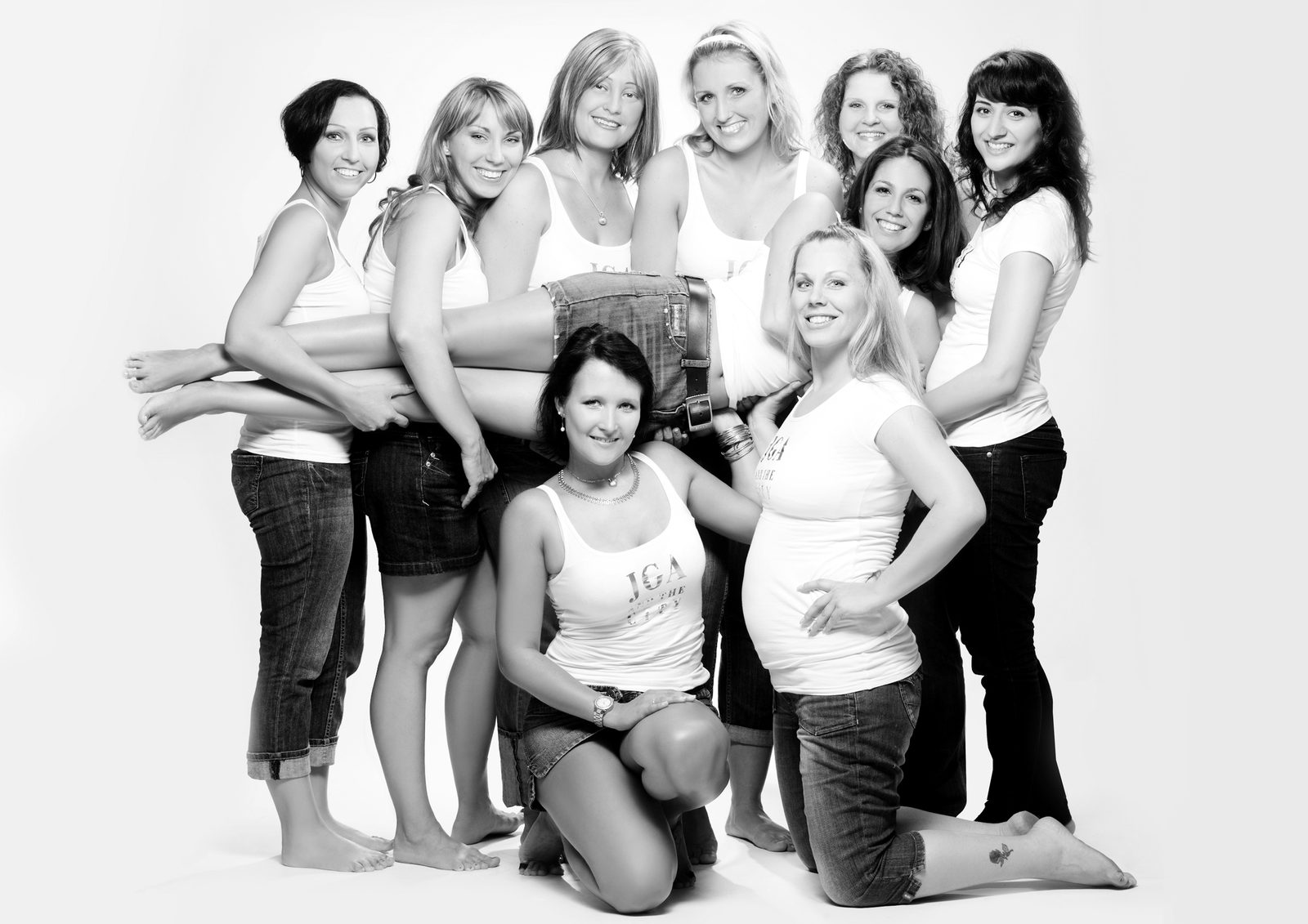 Neun Frauen feiern gemeinsam lachend bei einem Fotoshooting in Hamburg