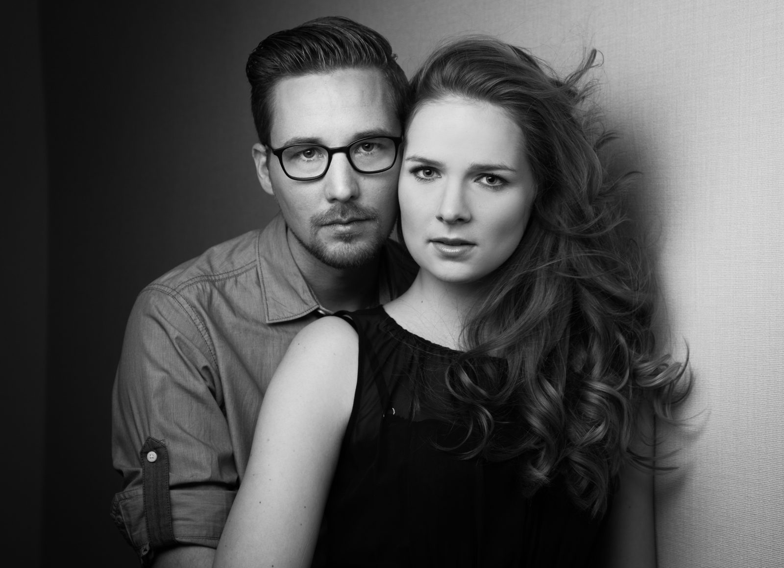 Schwarz-weißes Paarporträt, Frau lehnt sich an Mann – Fotostudio in Hamburg