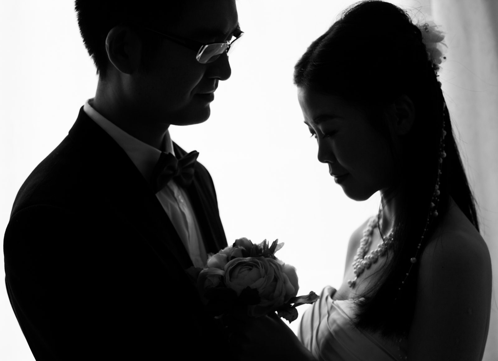 Bride and groom in profile against bright backdrop—wedding photography in Hamburg