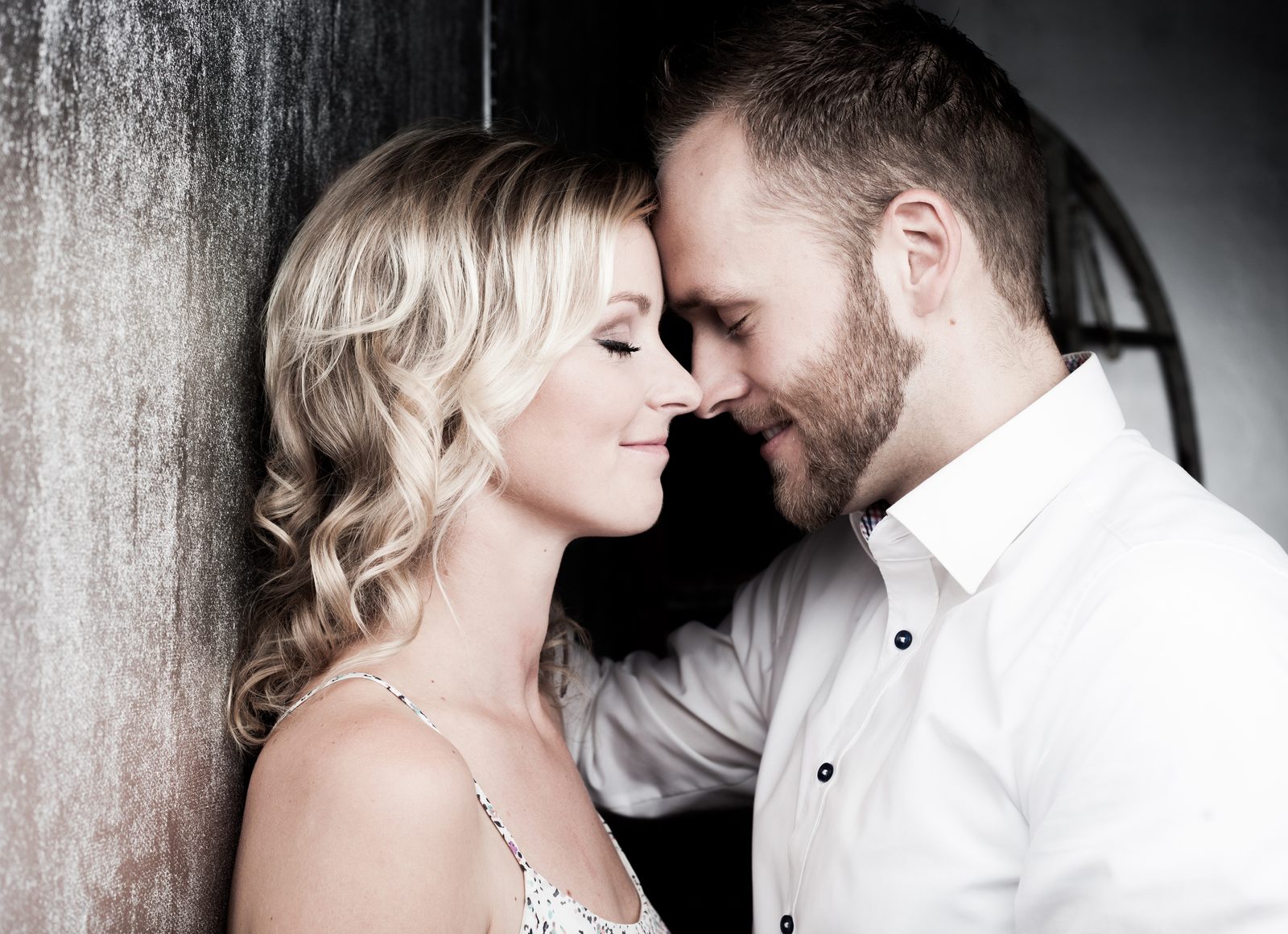 Paar mit geschlossenen Augen Stirn an Stirn – zärtlicher Moment im Fotostudio in Hamburg