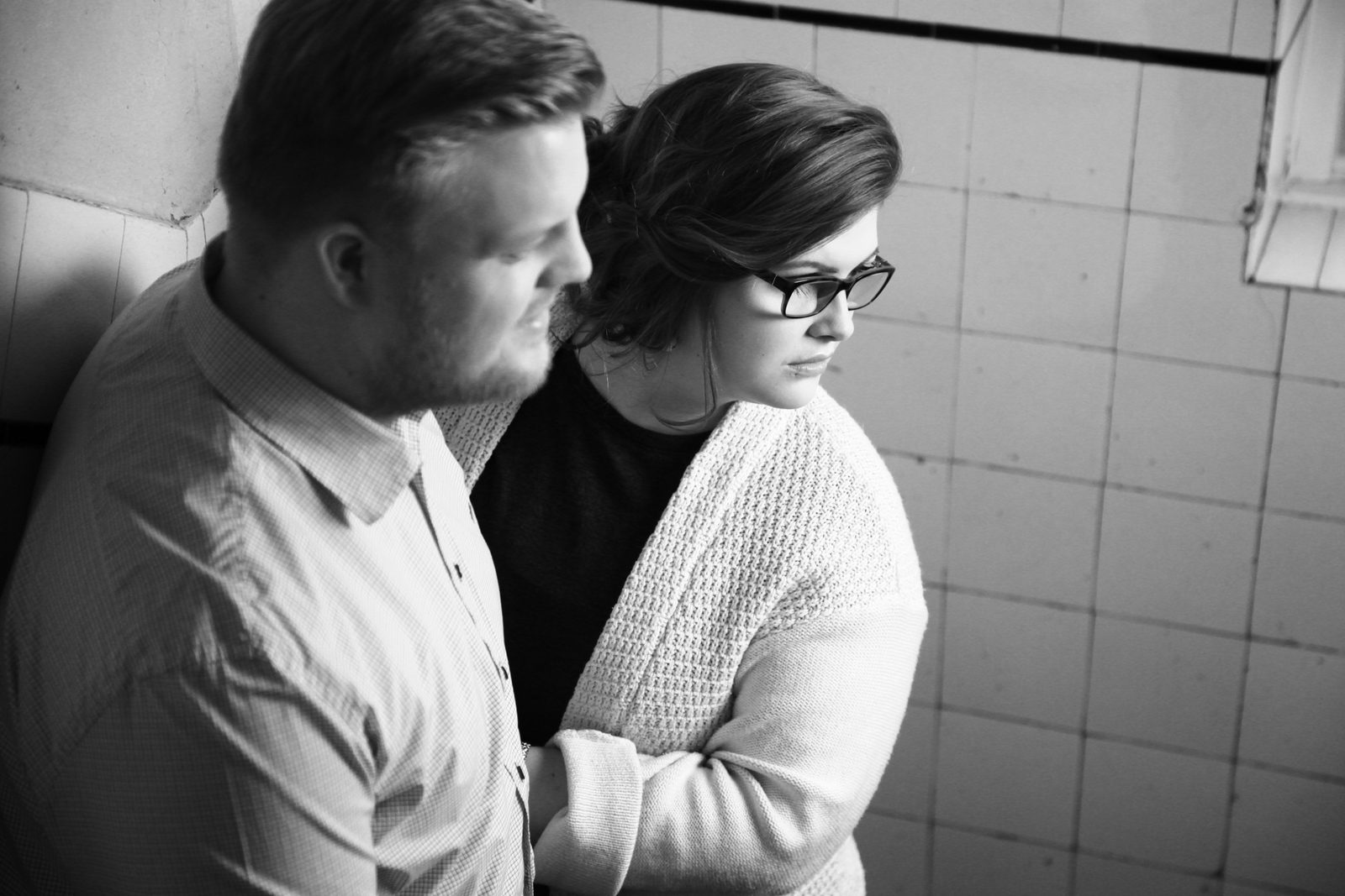 Paar in Schwarz-Weiß vor gefliester Wand – Fotoshooting in Hamburg