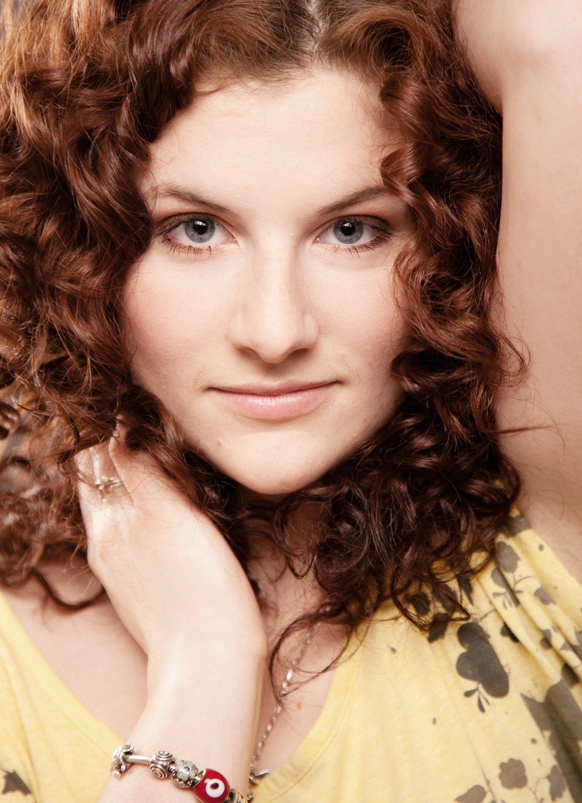Porträt einer Frau mit roten Locken – Fotoshooting in Hamburg