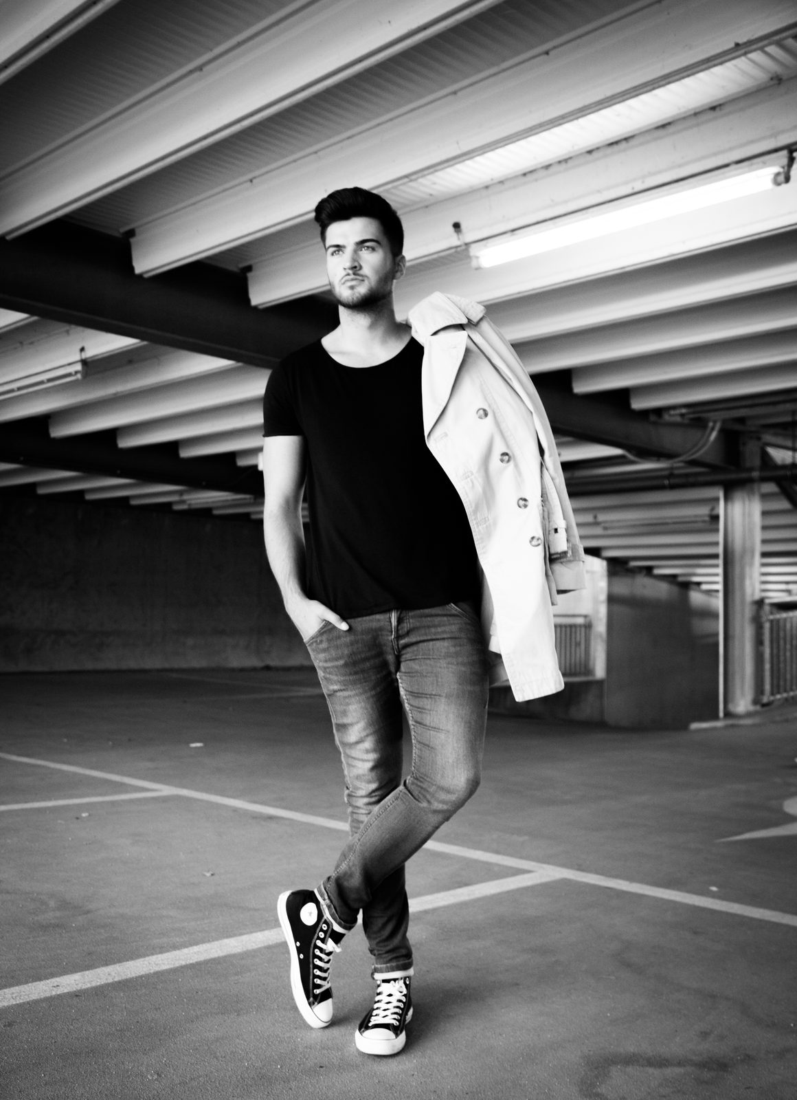 Mann im schwarzen T-Shirt posiert in Parkhaus – Fotoshooting in Hamburg