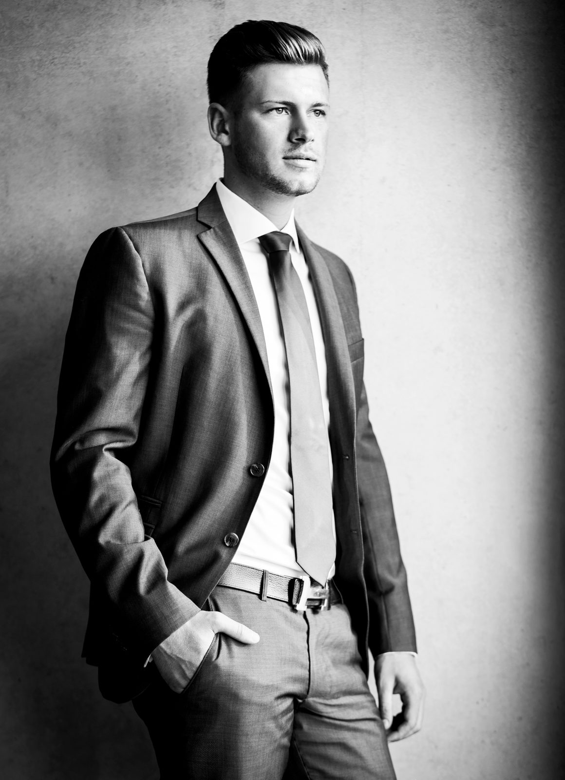 Mann im Anzug mit Krawatte – Schwarz-Weiß-Porträt im Fotostudio