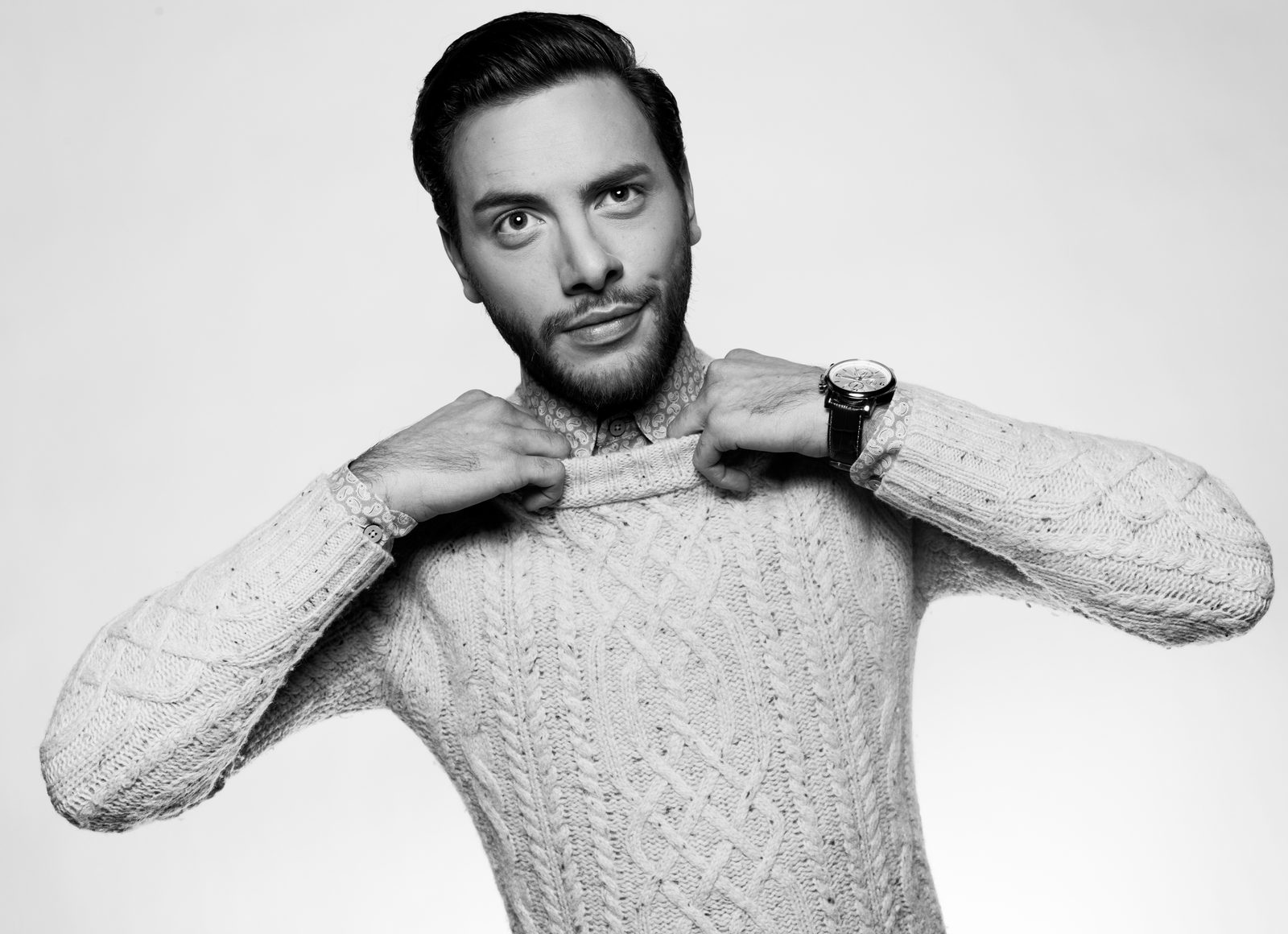 Mann im Strickpullover posiert schwarz-weiß im Fotostudio in Hamburg
