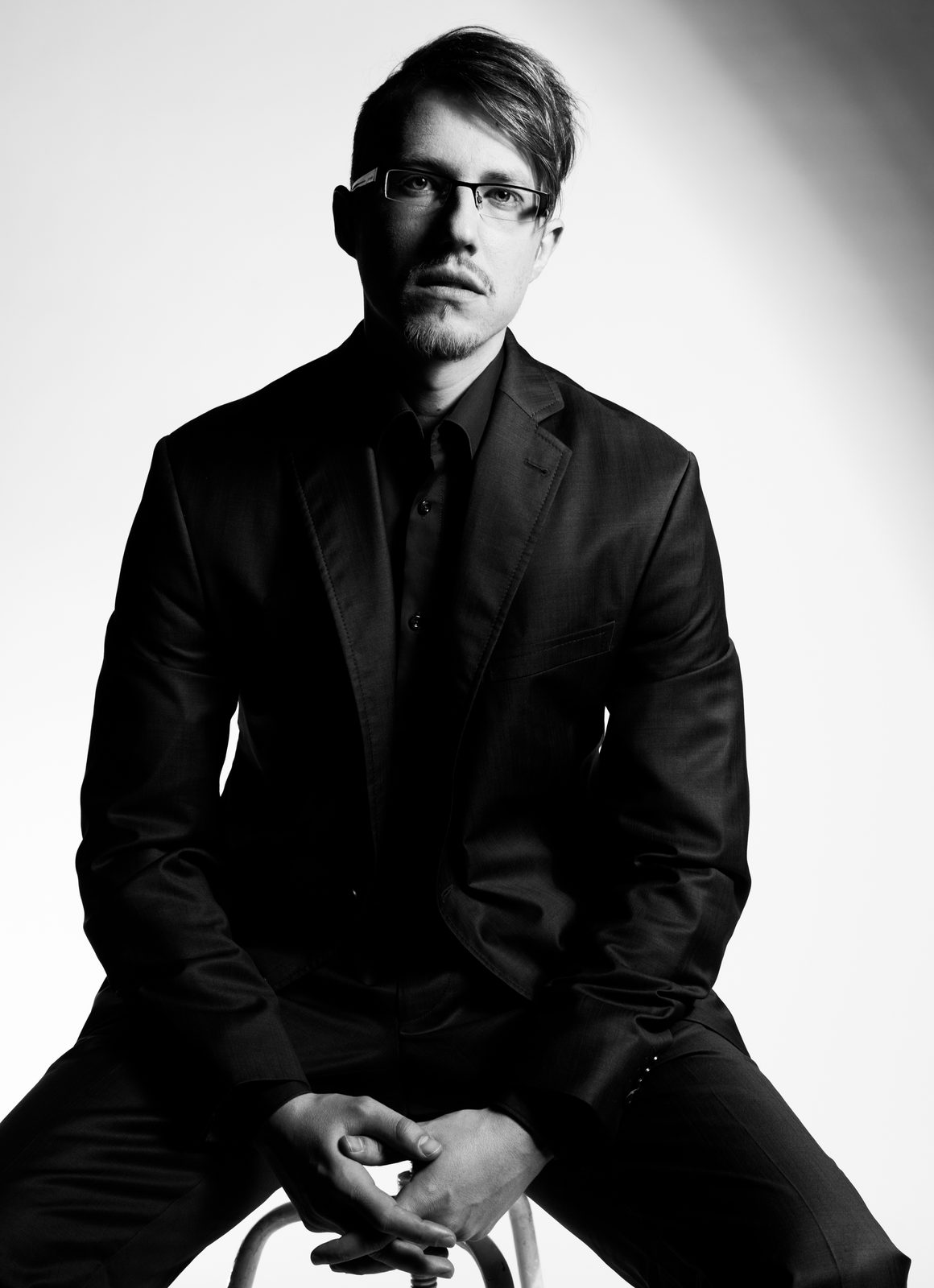 Mann mit Brille im dunklen Anzug – Schwarz-Weiß-Porträt im Fotostudio in Hamburg